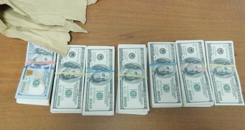 Незадекларированные 71 000 долларов стоили гражданину Украины при выезде из Крыма изъятия  денег и  заведения уголовного дела 