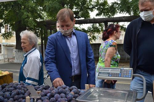 Работу ярмарок выходного дня оценил депутат ЗСК Сергей Орленко