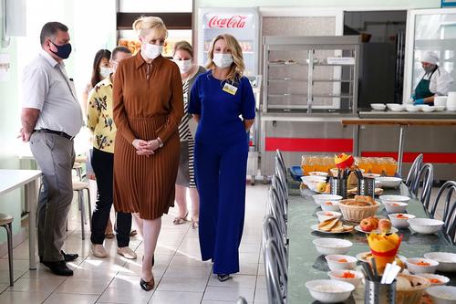 Вице-губернатор Анна Минькова проверила организацию питания в школах Краснодара