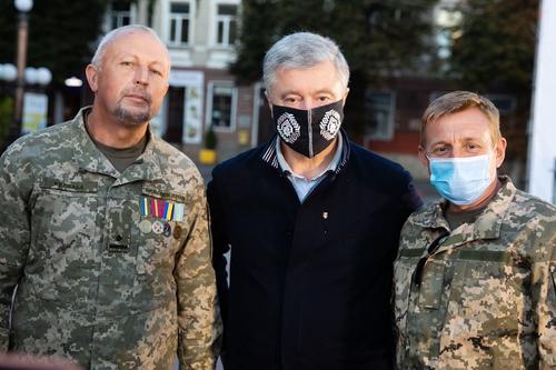 Порошенко предложил оплачивать за свой счет штрафы военным ВСУ за нарушения перемирия в Донбассе
