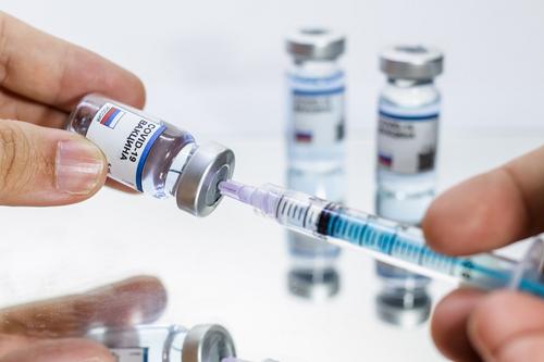 Доктор Мясников объяснил нападки Запада на российскую вакцину от коронавируса  