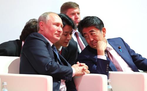Экс-премьер Японии Синдзо Абэ назвал факторы, ставшие препятствиями для заключения мирного договора с Россией