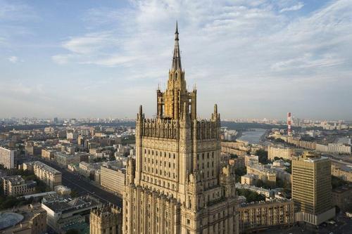 В Москве исчезли сотни миллионов рублей, выделенных на реконструкцию шпиля мидовской высотки