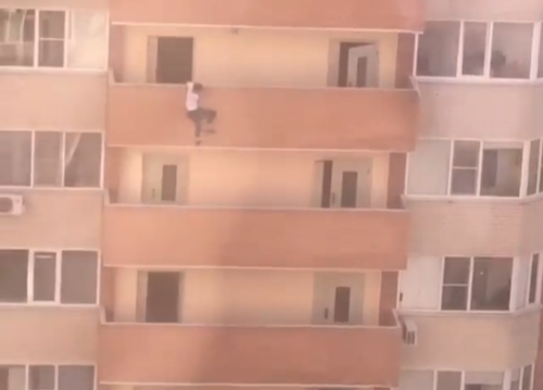 В Краснодаре парень сорвался с балкона