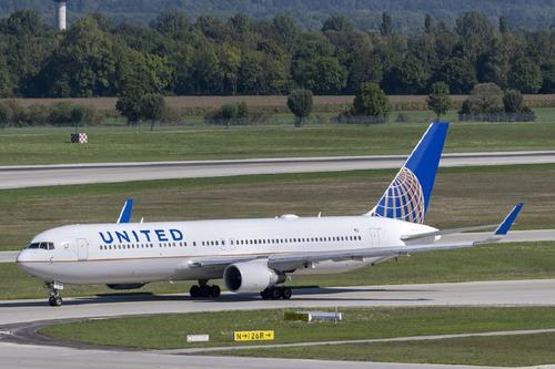 United Airlines решила сократить планы по увольнениям
