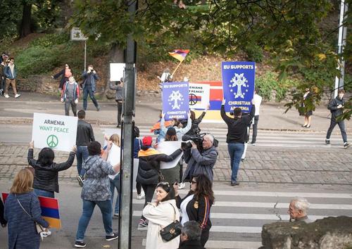 В Риге прошло шествие против войны в Нагорном Карабахе