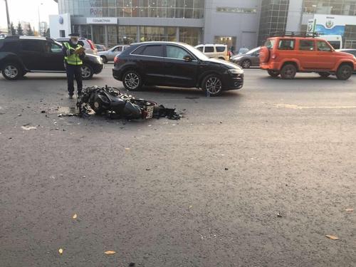 В Челябинске кроссовер врезался в мотоцикл
