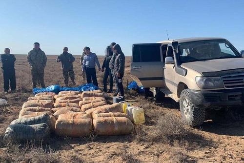 В Казахстане задержали машину с 700 килограммами наркотиков