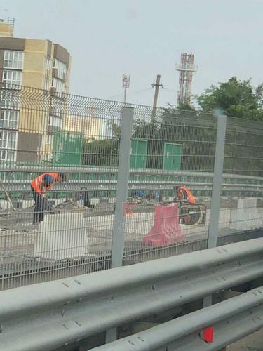 В Краснодарской пробке из-за ремонта дороги застряли рабочие, его проводящие