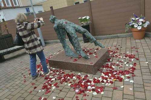 Новый памятник Сергею Есенину в Москве вызвал неоднозначную реакцию