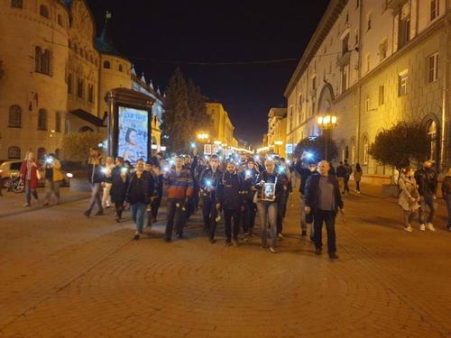 В Нижнем Новгороде прошло стихийное шествие памяти журналистки Ирины Славиной, которая вчера подожгла себя у здания МВД