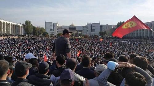 В Бишкеке милиция применила светошумовые гранаты  против несогласных с итогами парламентских выборов