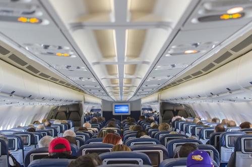Экс-стюардесса заявила, что использование телефонов на борту не влияет на безопасность полета