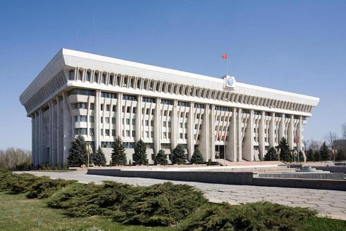 В Бишкеке вводится комендантский час
