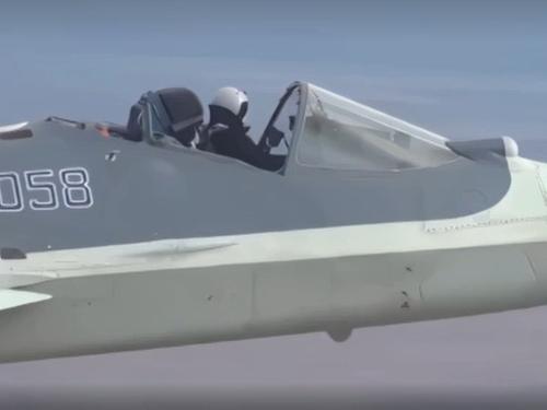 В США обратили внимание, как летчик управляет российским истребителем Су-57 без фонаря кабины