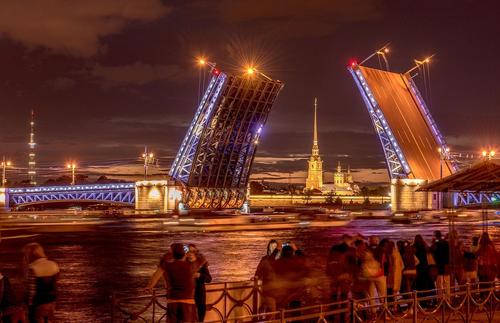 Опубликовано видео, как мотоциклист упал с разведенного моста в Санкт-Петербурге 