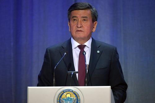 В Киргизии начались переговоры об отставке президента Сооронбая Жээнбекова 