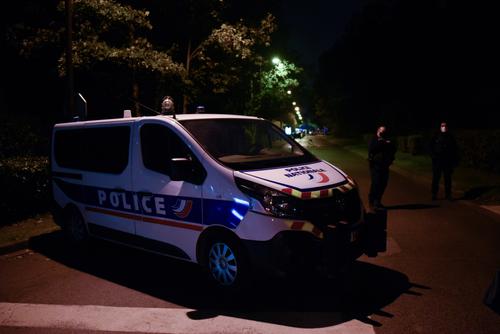 BFMTV: В убийстве учителя истории в пригороде Парижа подозревают 18-летнего москвича