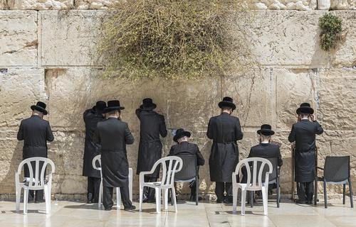 В Иерусалиме откроют для молитв площади у Храма Гроба Господня и у Стены Плача