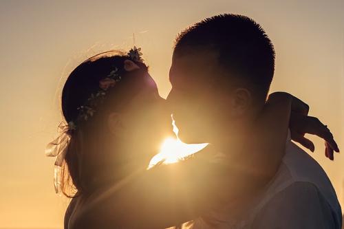 Влюбленную пару из Италии оштрафовали за поцелуй на улице на 400 евро 