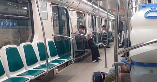 Забота о здоровье. В петербургском метро полицейские толпой избили парня за то, что он был без маски