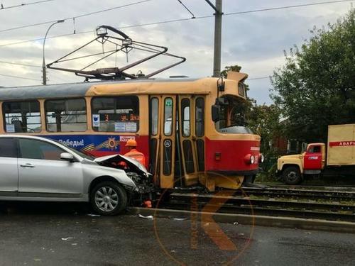 В Краснодаре от столкновения с машиной трамвай сошёл с рельс