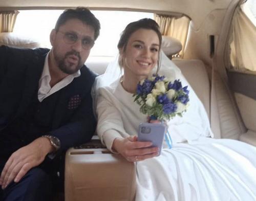 Виктор Логинов и Мария Гуськова поженились в Петербурге
