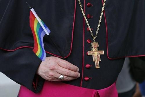 В РПЦ считают деградацией поддержку Папы Римского однополых браков и уверены, что католики массово «перебегут» в православие