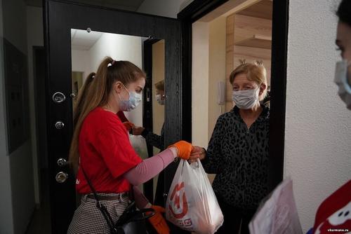 Более 25 тыс кг продуктов доставили москвичам социальные работники