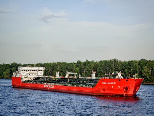 На российском нефтяном танкере в Азовском море прогремели взрывы
