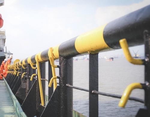 Утечки топлива из поврежденного взрывом танкера в Азовском море не зафиксировано