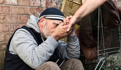 В Хабаровске бездомных бесплатно кормят и выдают маски