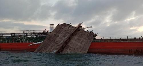 При осмотре взорвавшегося в Азовском море танкера обнаружили тела погибших