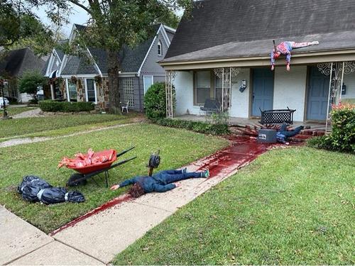Житель Техаса на Хэллоуин завалил свой участок лже-трупами