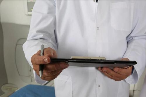 Кемеровский врач решил покурить в госпитале для больных коронавирусом 