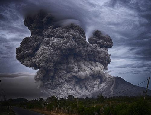 Вулкан Карымский выбросил шестикилометровый столб пепла на Камчатке 