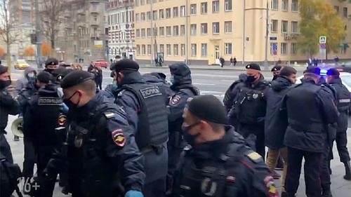 В Москве прошли задержания мусульман у посольства Франции