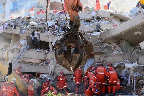 Трехлетнюю девочку извлекли из-под завалов живой через 65 часов после землетрясения в Турции