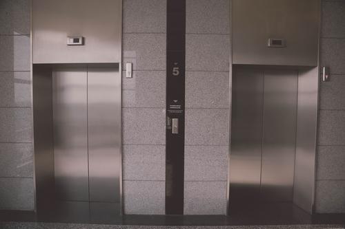 Эпидемиолог рассказал, как избежать заражения коронавирусом в лифте