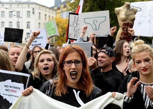 «Требуем отставки правительства!» «Абортные» протесты в Польше дошли до призывов к смене власти