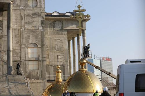 Митрополит Челябинский и Миасский освятил купола кафедрального собора