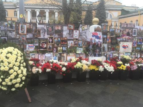 Мемориал у армянского посольства в Москве в память о погибших в Карабахе продолжает расти 
