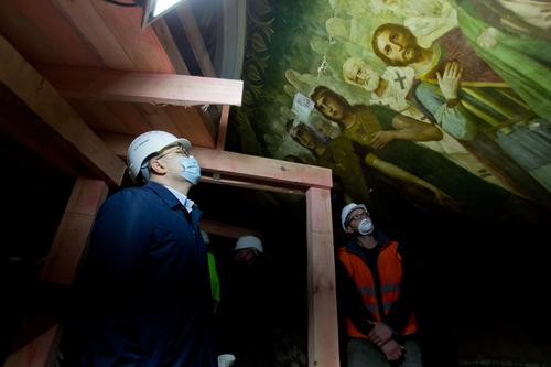 В храме Александра Невского под слоем лепнины и краски нашли уникальную роспись 