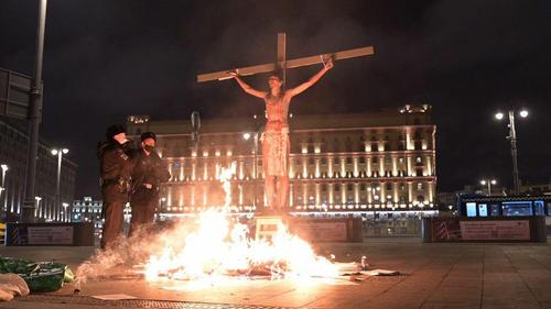 На Лубянке напротив здания ФСБ необычный перфоманс – горящий крест и человек на распятье