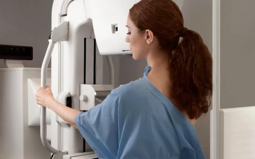 Каждой женщине после сорока лет важно посещать маммолога