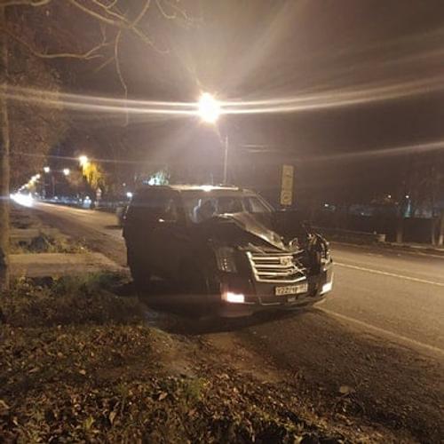 В Наро-Фоминске водитель, управляя автомобилем Cadillac, сбил парня и девушку и попытался скрыться
