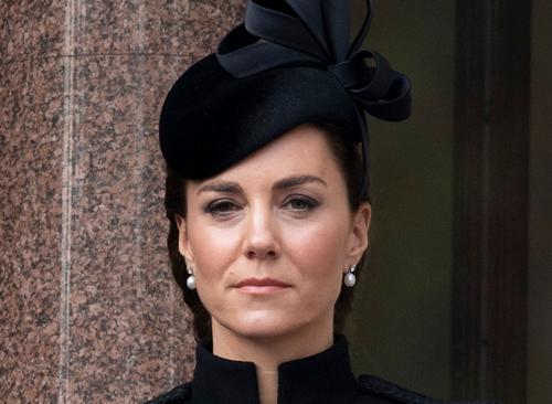 Кейт Миддлтон в День памяти павших появилась на публике в «военном» пальто и оригинальной шляпе