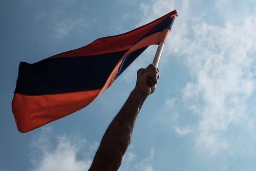 Протестующие в Ереване против соглашения по Карабаху ворвались в парламент и заняли трибуну