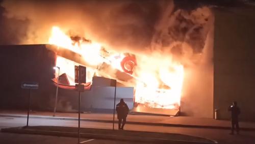 МЧС: Пожар в торговом центре в Рязани потушен