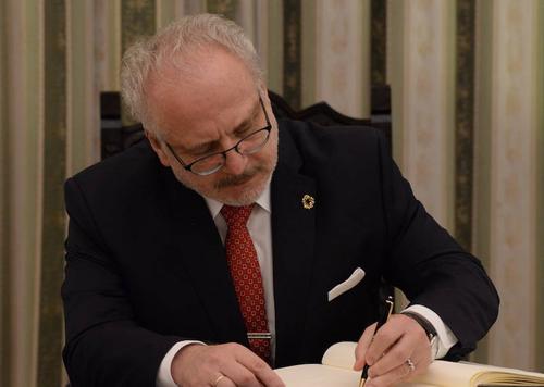 Депутаты Сейма Латвии одобрили увеличение зарплаты президента страны